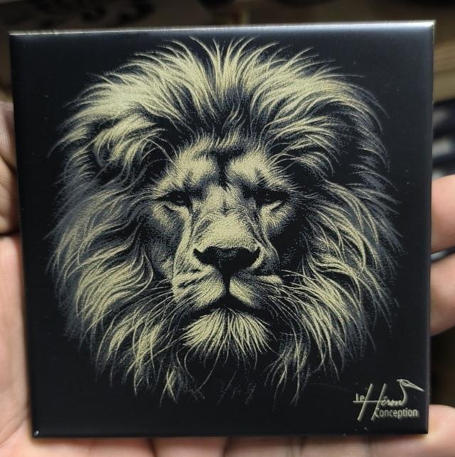 Gravure Coloré sur carrelage par LeHéronConception